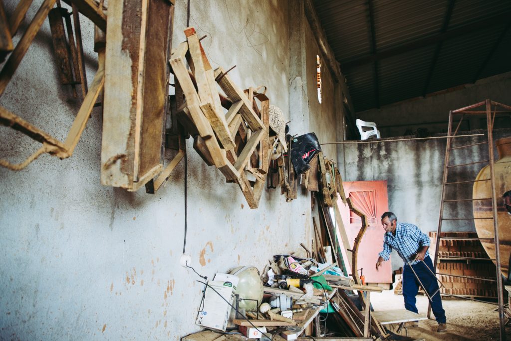 AGC Andreia Carvalho - 19 JUNHO  2019 - PORTUGAL, VIDIGUEIRA - O oleiro Antonio Rocha, tem o seu telheiro junto a Vidigueira, onde trabalha o barro para tijolos e talhas.